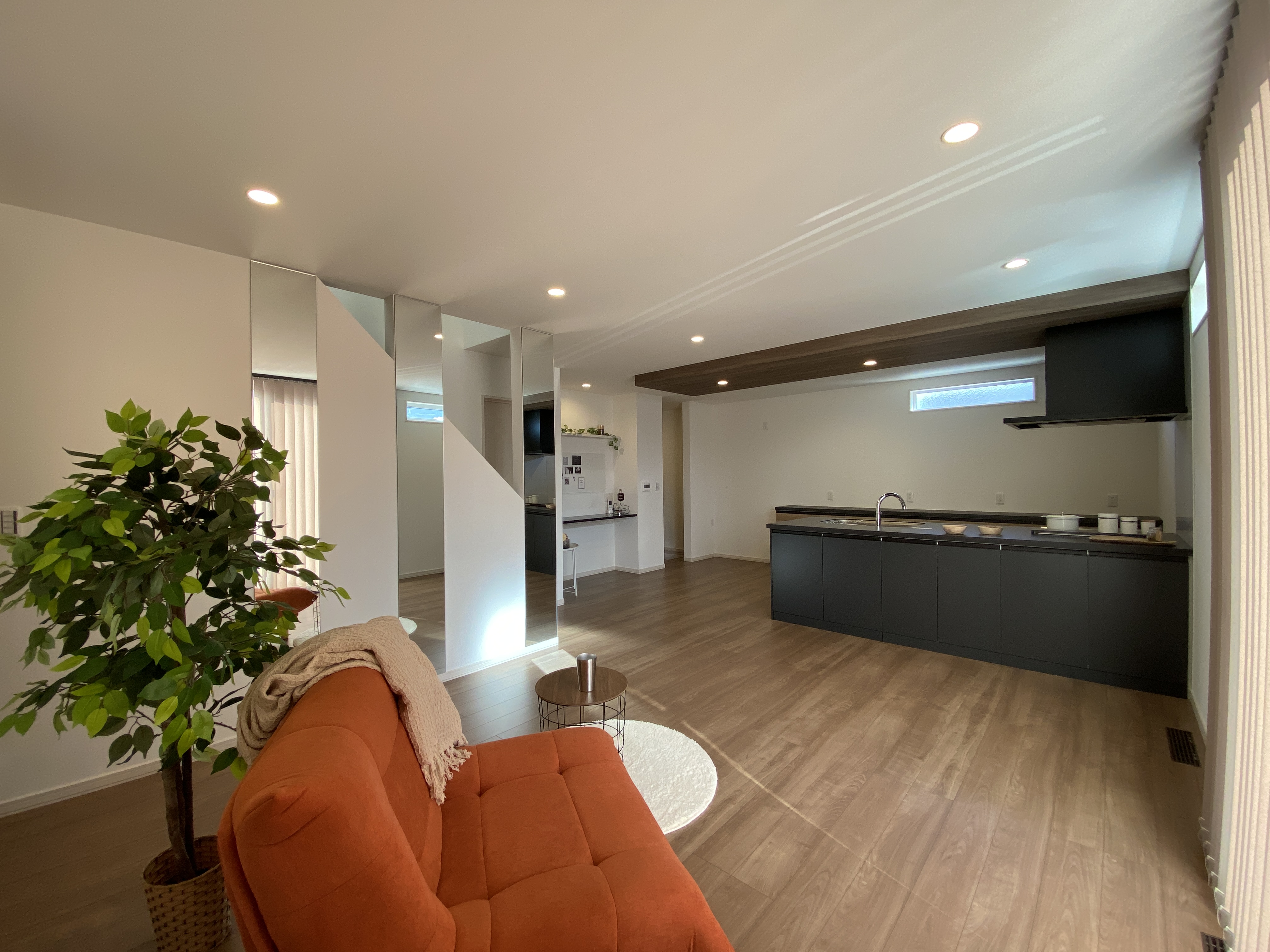 ブラックで統一した水回りと家事ラク導線　広いランドリールームと全館空調が叶える快適な住まい