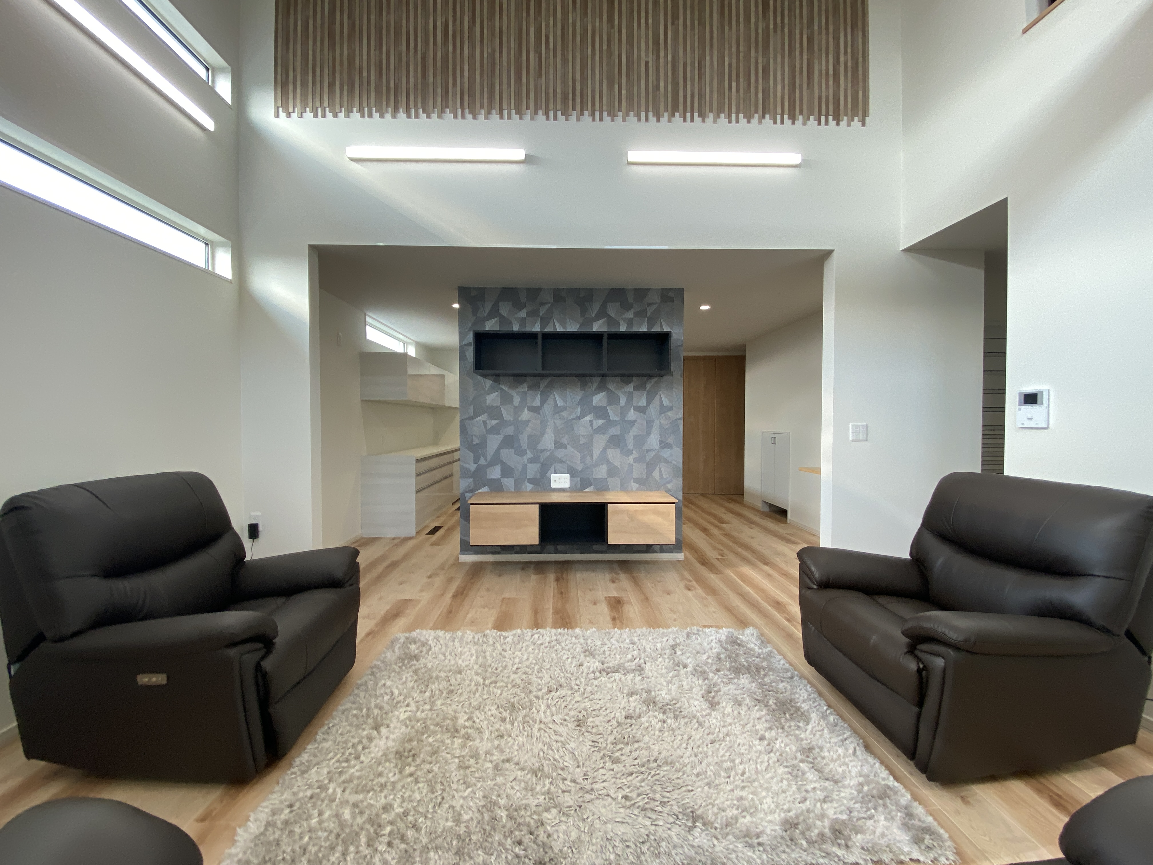 吹き抜けのある開放的なLDKとこだわりの和洋室　裏玄関や豊富な収納で快適に暮らせる農家のお家