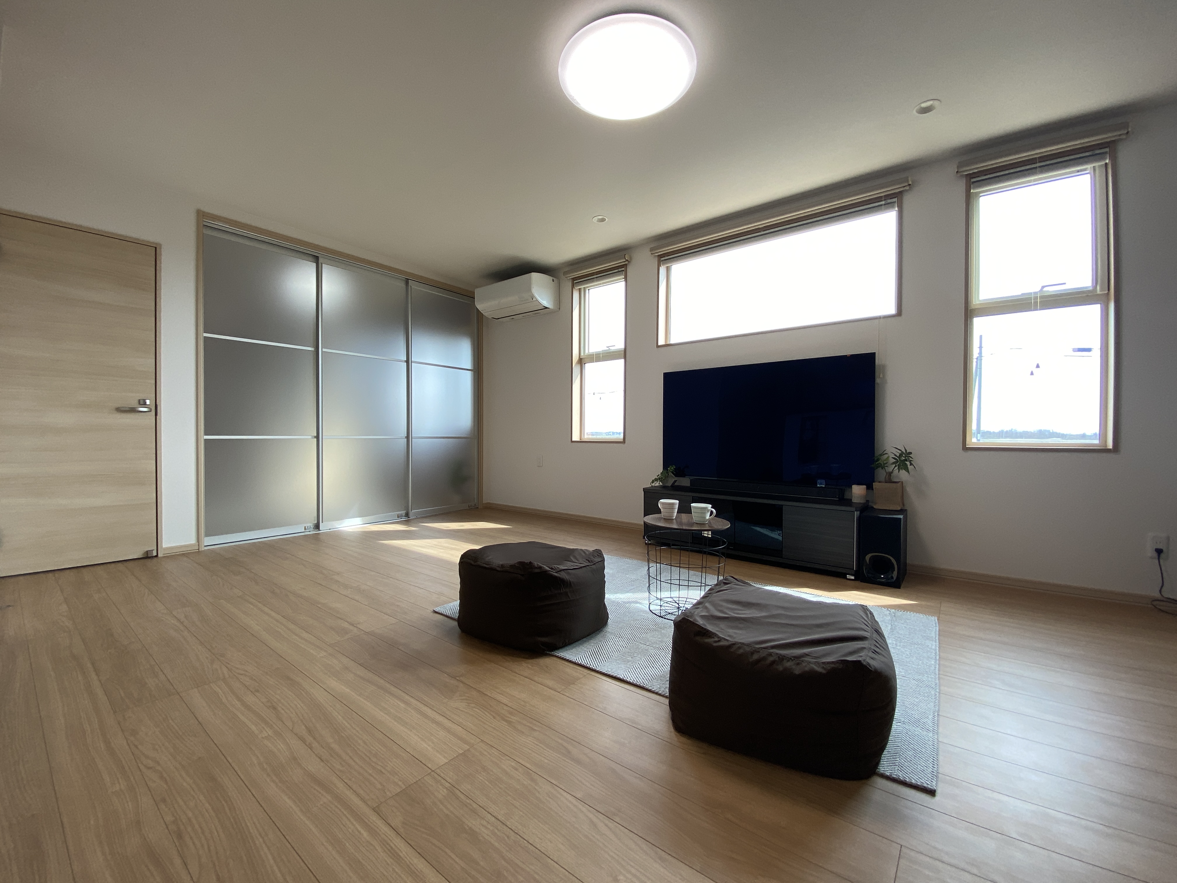 ガレージ併設、収納豊富な家事室と広々リビングの住まい