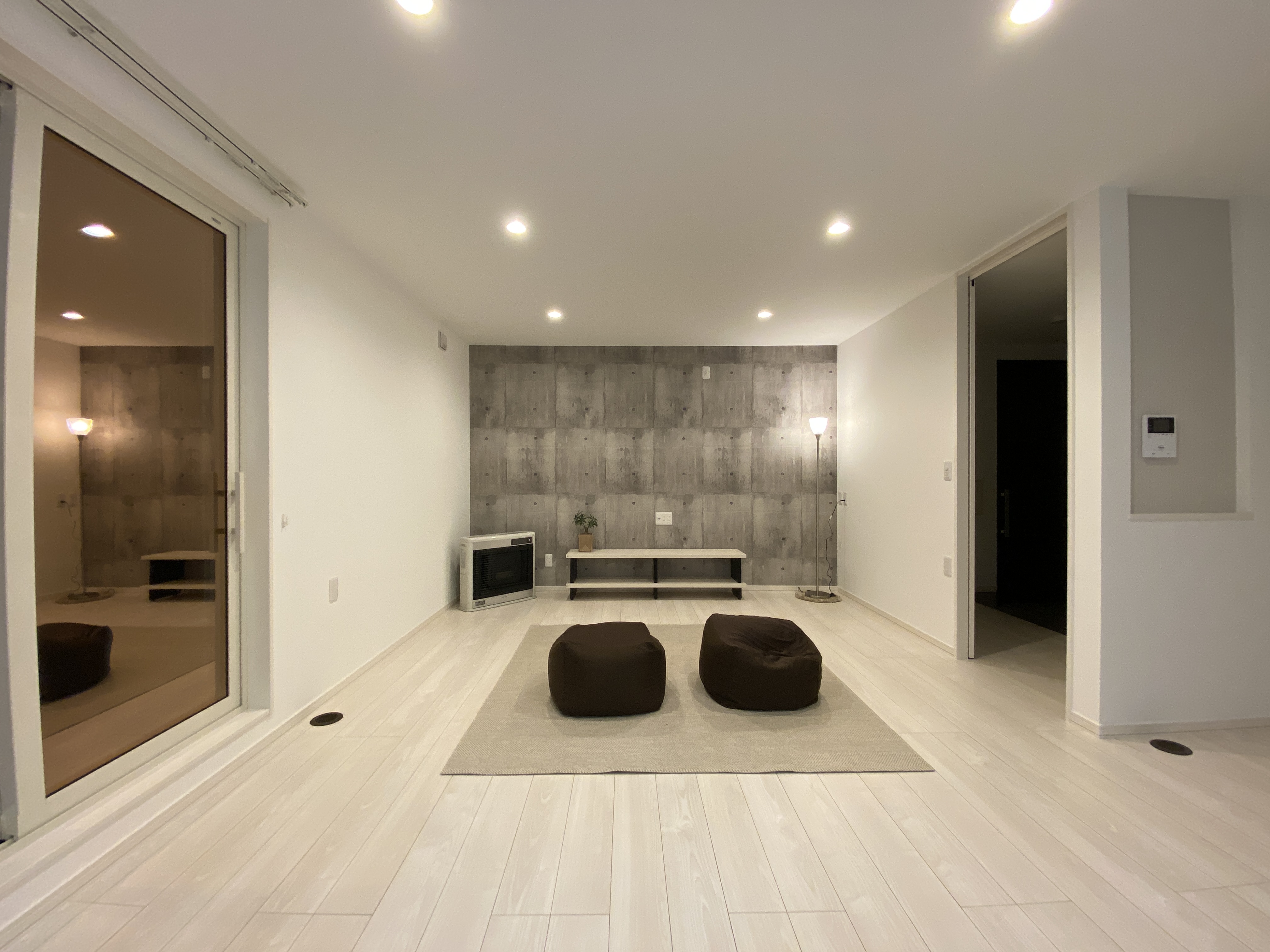 モノトーンで魅せる、シンプルで洗練された新築住宅