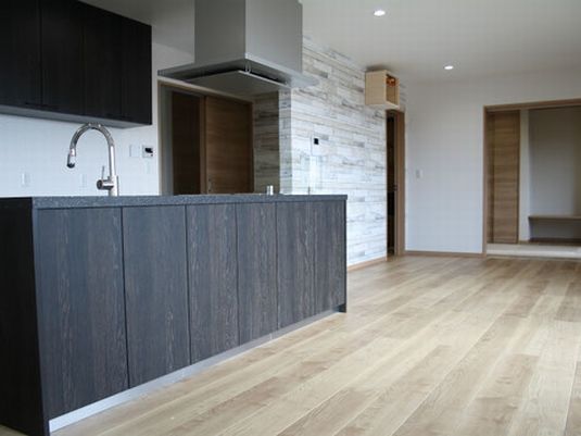 裏玄関と大きなシューズクロークで快適に　家族が集う農家の二世帯住宅