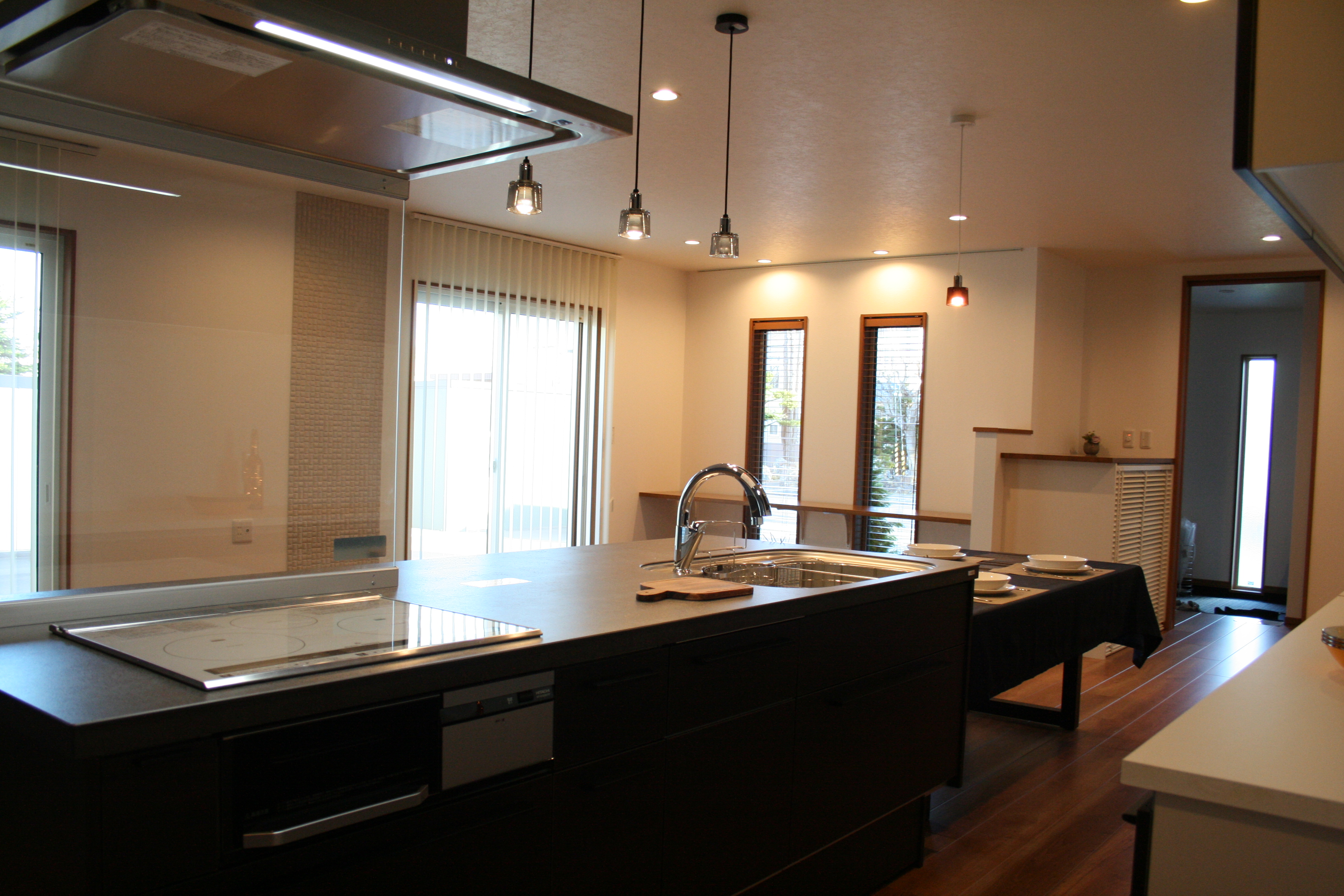 セラミック天板のこだわりキッチンに大容量収納をプラスしたシックモダンな平屋