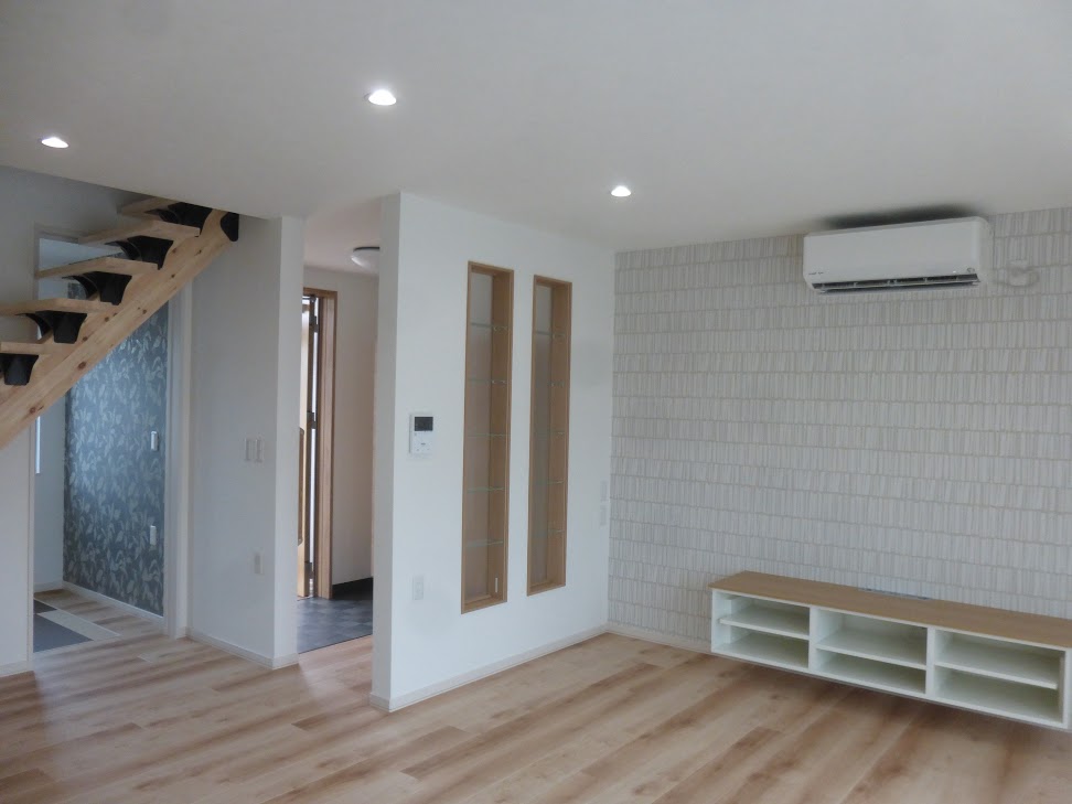 ホワイト基調×オープン階段　開放感のある高性能シンプル住宅